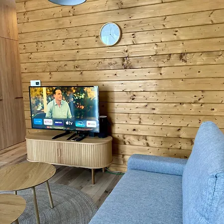 Lovely 1-bedroom Vacation With Free Parking Apartman