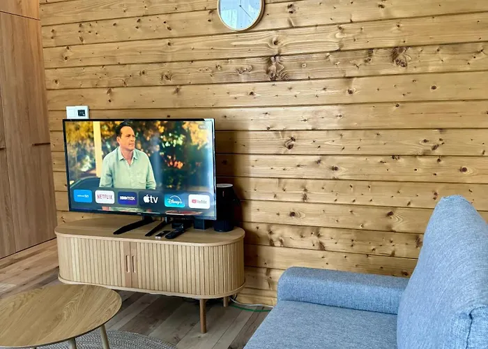 Lovely 1-bedroom Vacation With Free Parking Apartment